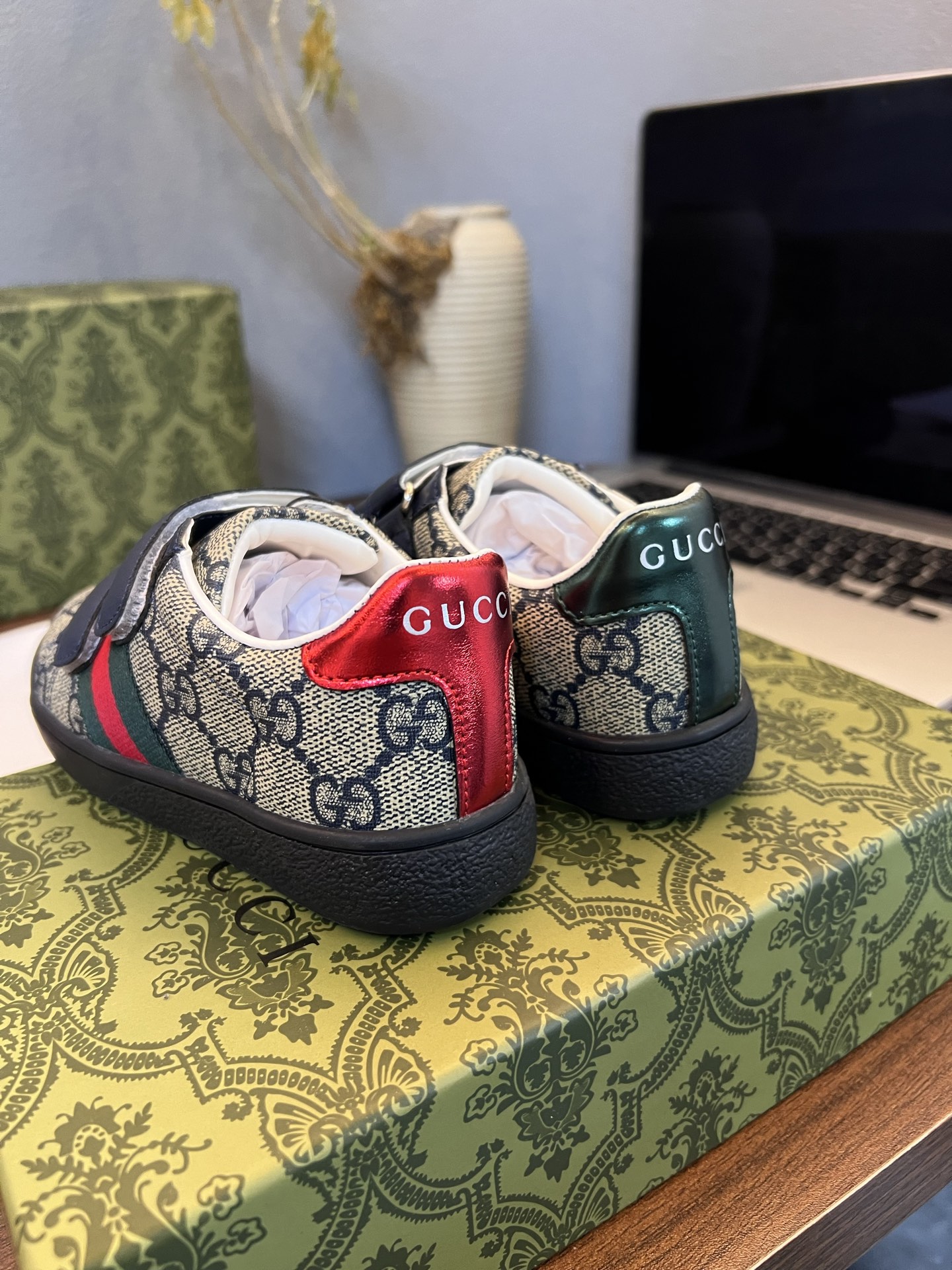 Children's shoes child